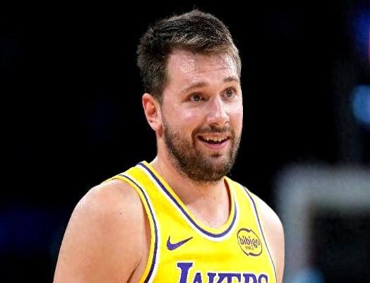 湖人主场这仗，简直是火力全开的大秀！

东契奇直接轰了51分10板9助攻，湖人生