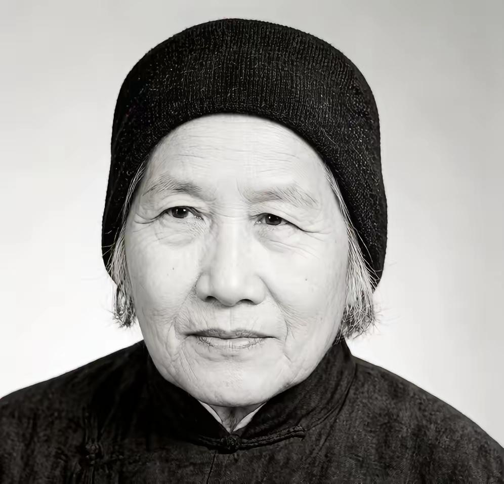 1862年，26岁的英王陈玉成被处死，士兵接到斩草除根的命令，20岁妻子揣婚书逃