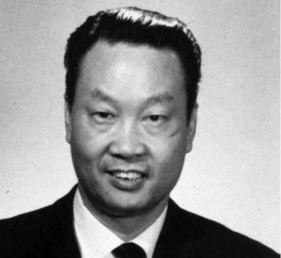 1986年，美国联邦调查局审讯室内，一名头发花白的华裔男子突然捂住胸口，低声请求