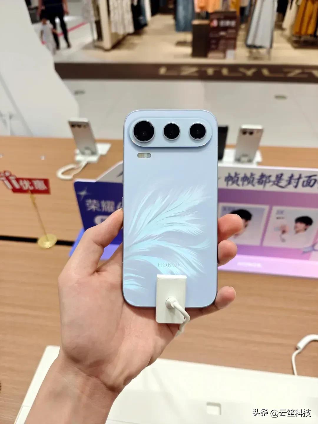 去线下摸了一把荣耀600，说说我的真实感受，不吹不黑。

1️⃣ 外观上确实有上