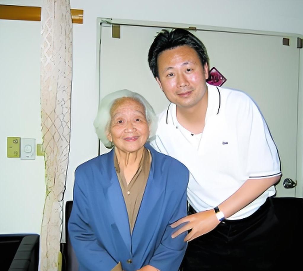 2005年，朱枫的女儿陈莲芳（阿菊）在台北一家养老院，一张罕见的留影，站在旁边的