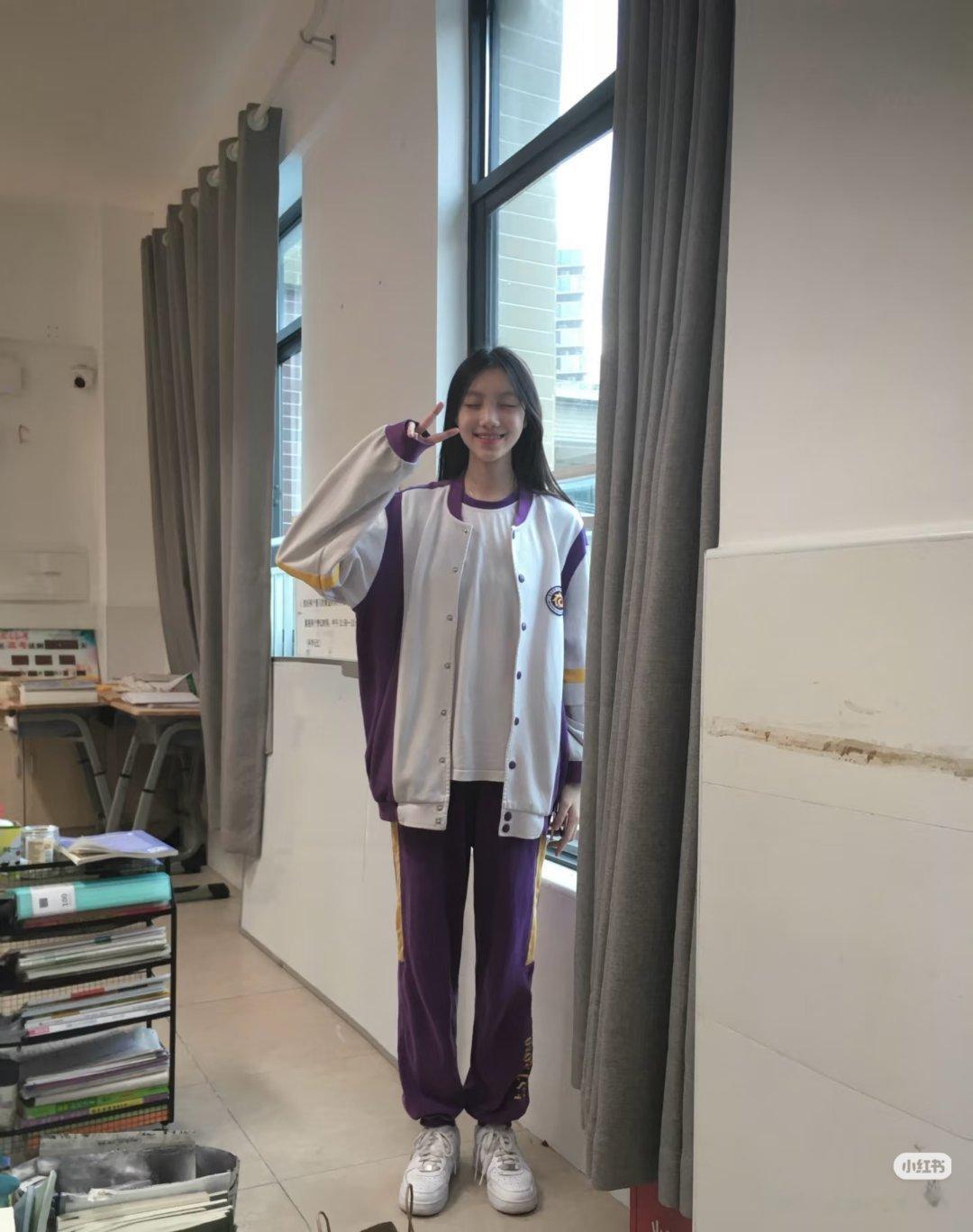 在网盘翻到了17岁的自己尘封网盘存着十七岁的碎片，校服、草稿纸、课间合照，那时烦
