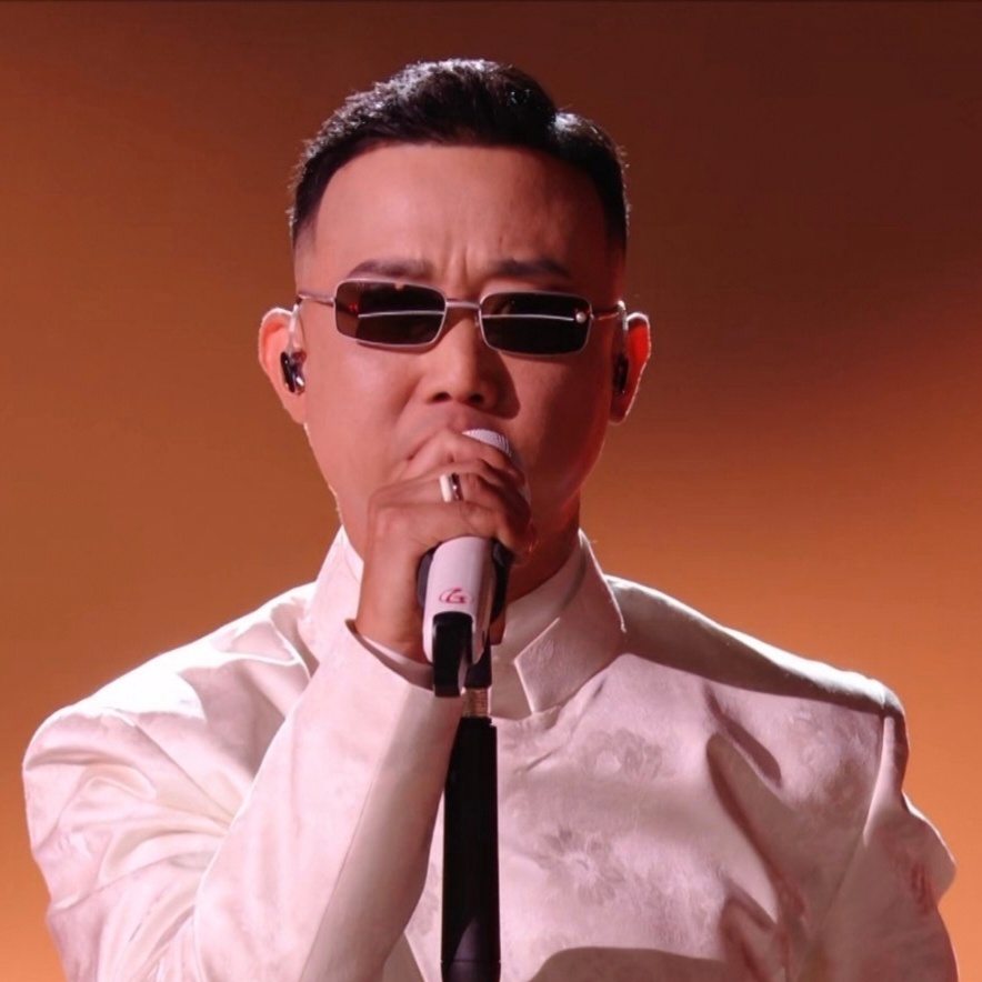 GAI还是戴着墨镜🕶️吧，哥反而是为了我们好不戴墨镜唱到兴起，就是眼睛瞪得像铜