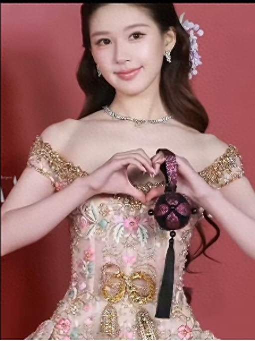 一件压轴高定，品牌认领和婚纱店认领差距有多大