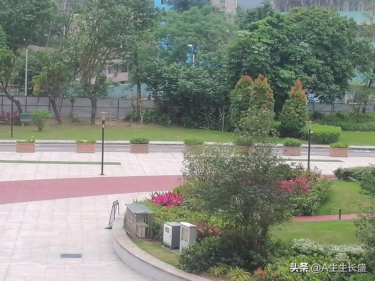 医院门诊与住院部连在一起，有过道与走廊相通，这个设计既方便又通风采光和避雨避晒。