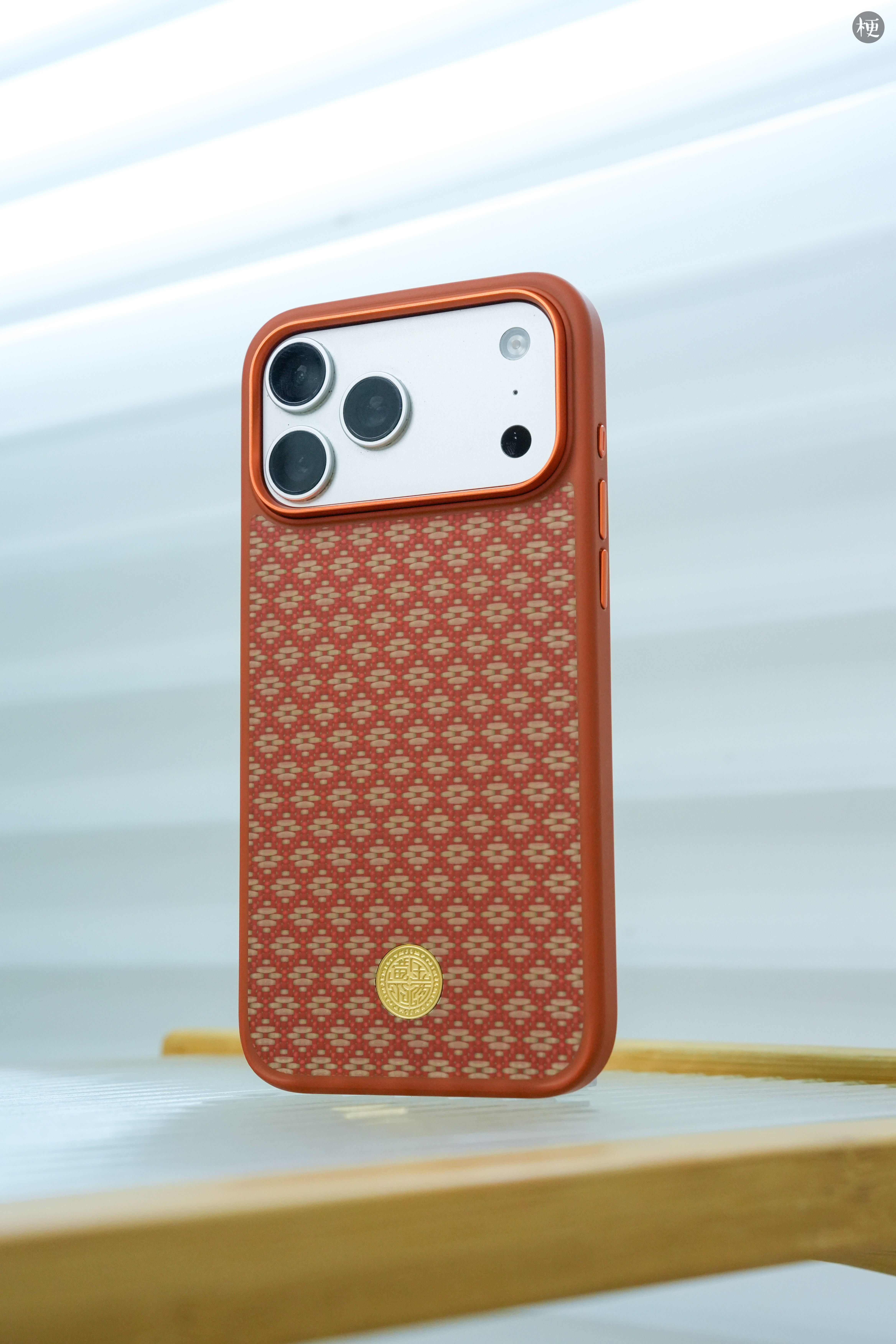 Benks 家的这款「黄金万两」凯夫拉磁吸手机壳，包裹感很强，日常佩戴也很舒适，