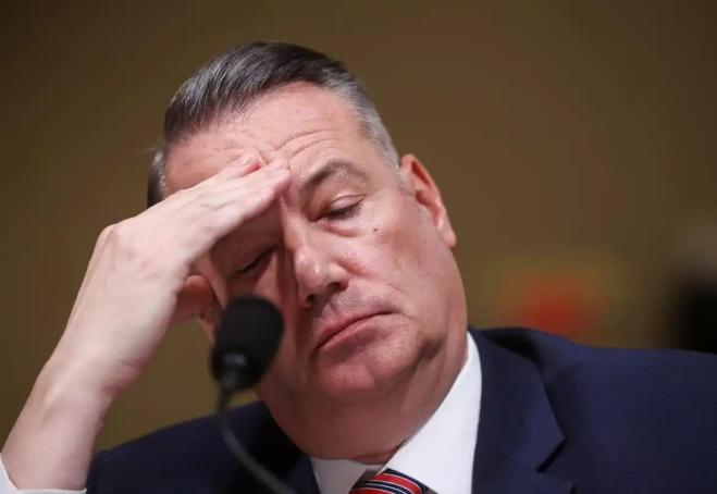 你敢信？美国一个大权在握的执法部门一把手居然被工作压力逼到两次住院，关键时刻还得