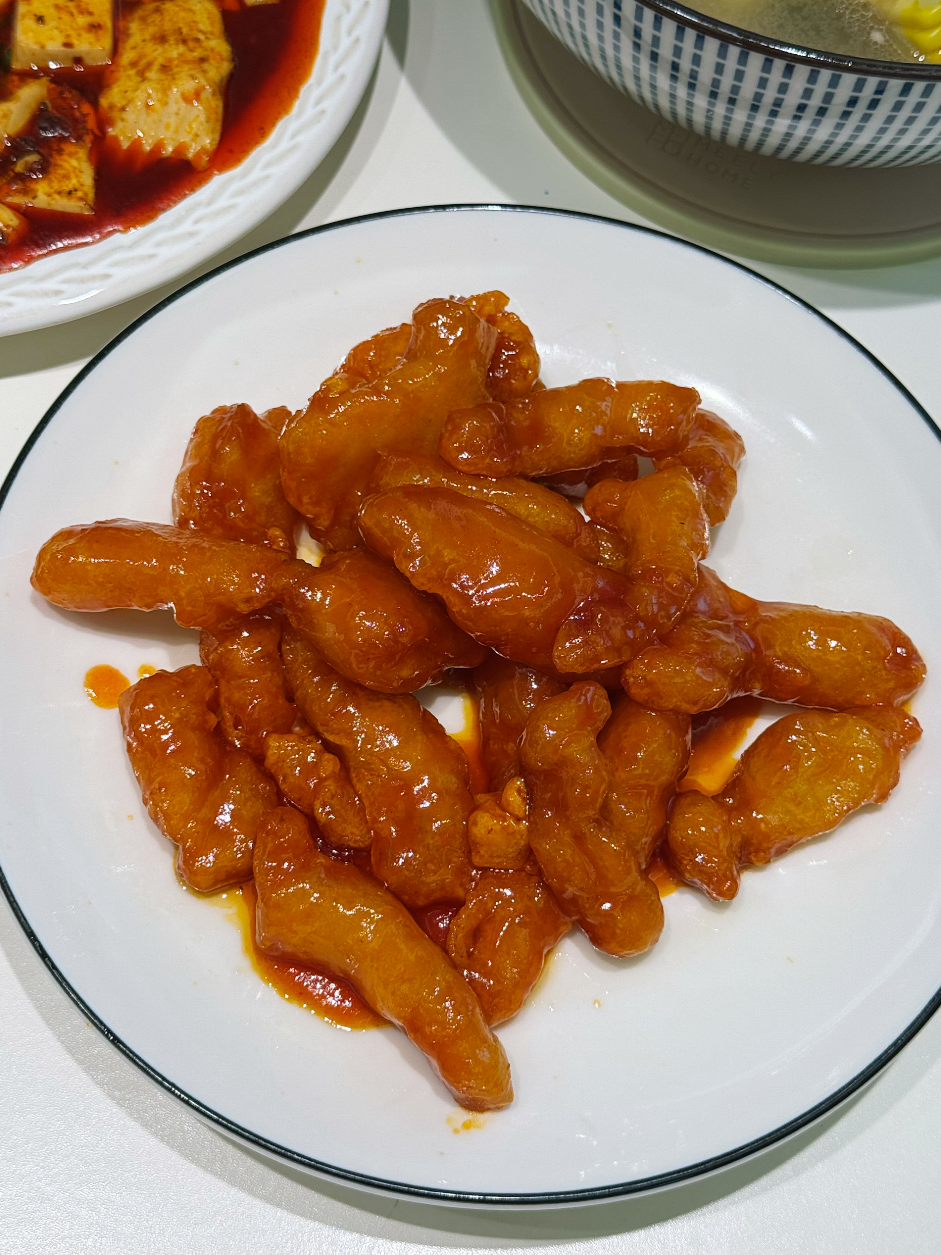 璐璐今天吃啥 开饭啦，今日菜单：乔妹钦点糖醋里脊，肉丝炒四季豆；难得家里吃点辣，