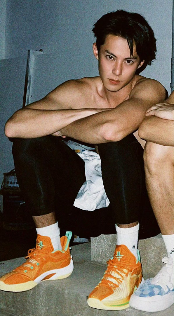 有个学生从一个志愿者群里加我wx问事情，他的头像是这张照片里截的哈哈哈哈哈给我看