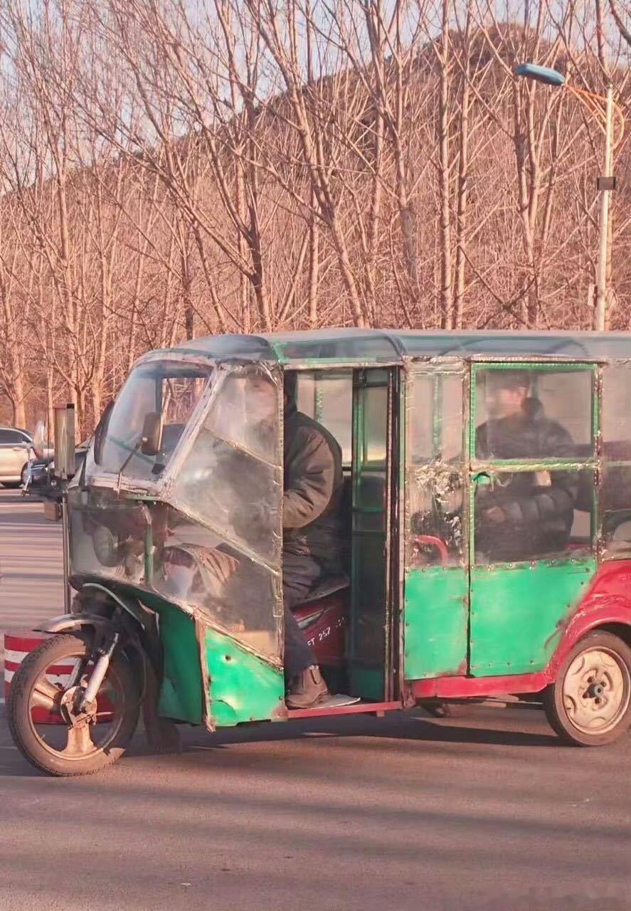 入乡随俗，肖战坐上三蹦子了