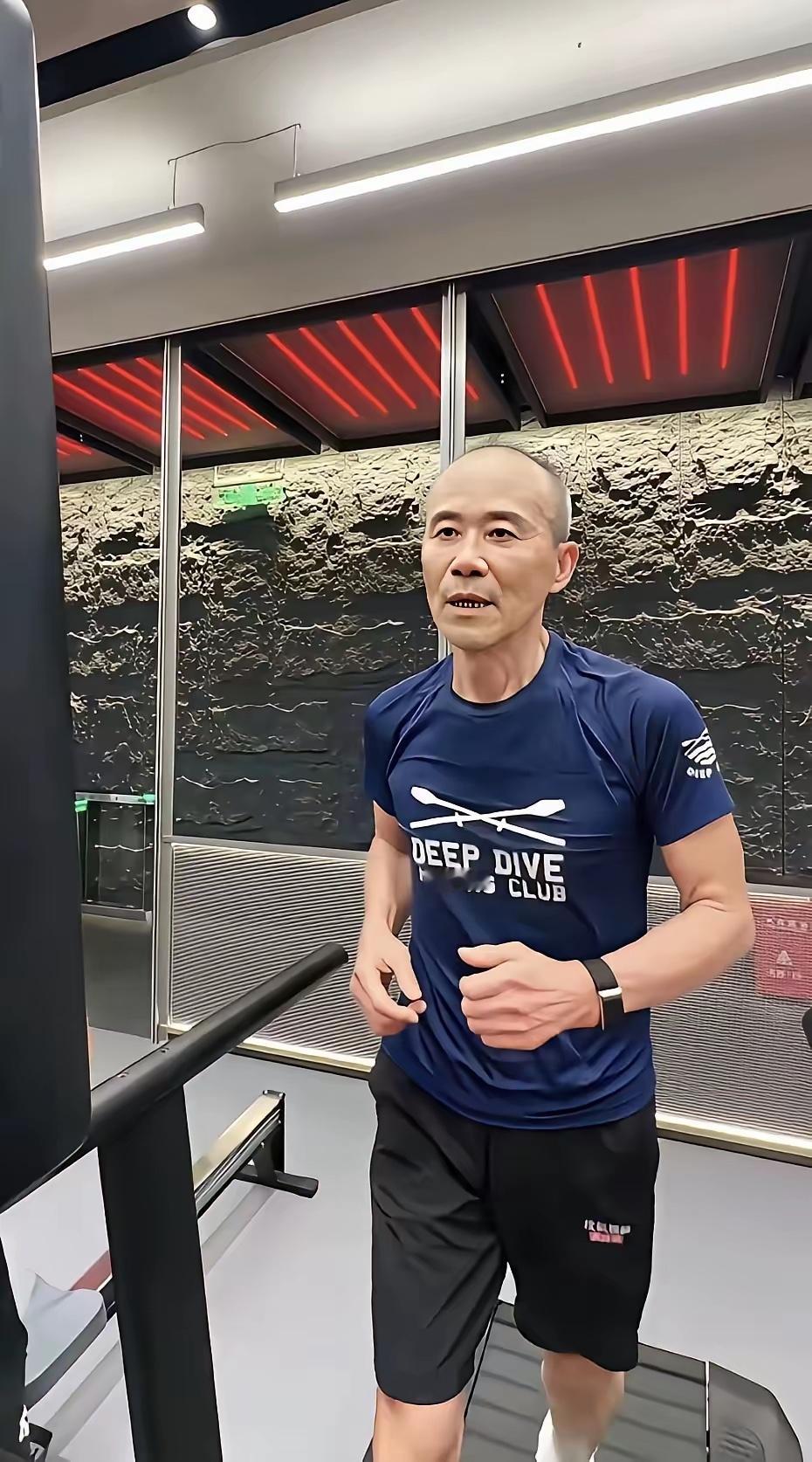 王石和吕良伟只差4岁，谁的状态令人羡慕？他们的区别只有一个，王练肌肉，吕养气血。