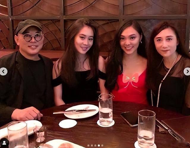 李连杰和利智的两个女儿既不像爹也不像妈，长得很西方，可能因为从小就在国外长大的原