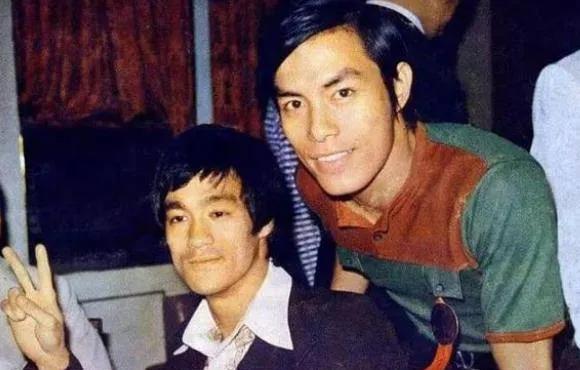 那年，李小龙和武术指导黄家达一言不合就大打出手，黄家达是泰拳冠军，当过飞虎队的总