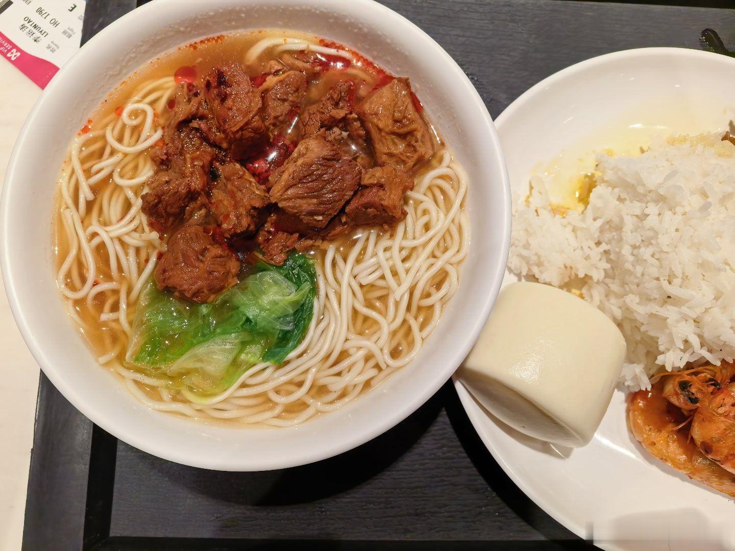由于出差频繁，深圳机场商务贵宾楼餐厅的牛肉面是我在深圳吃的最多的面之一，几乎每周