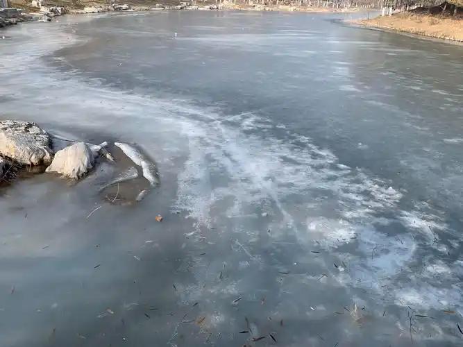 为什么冬天结冰的路面撒点盐冰就自己化了，而你还得拿铲子使劲凿。
 
盐不会发热，