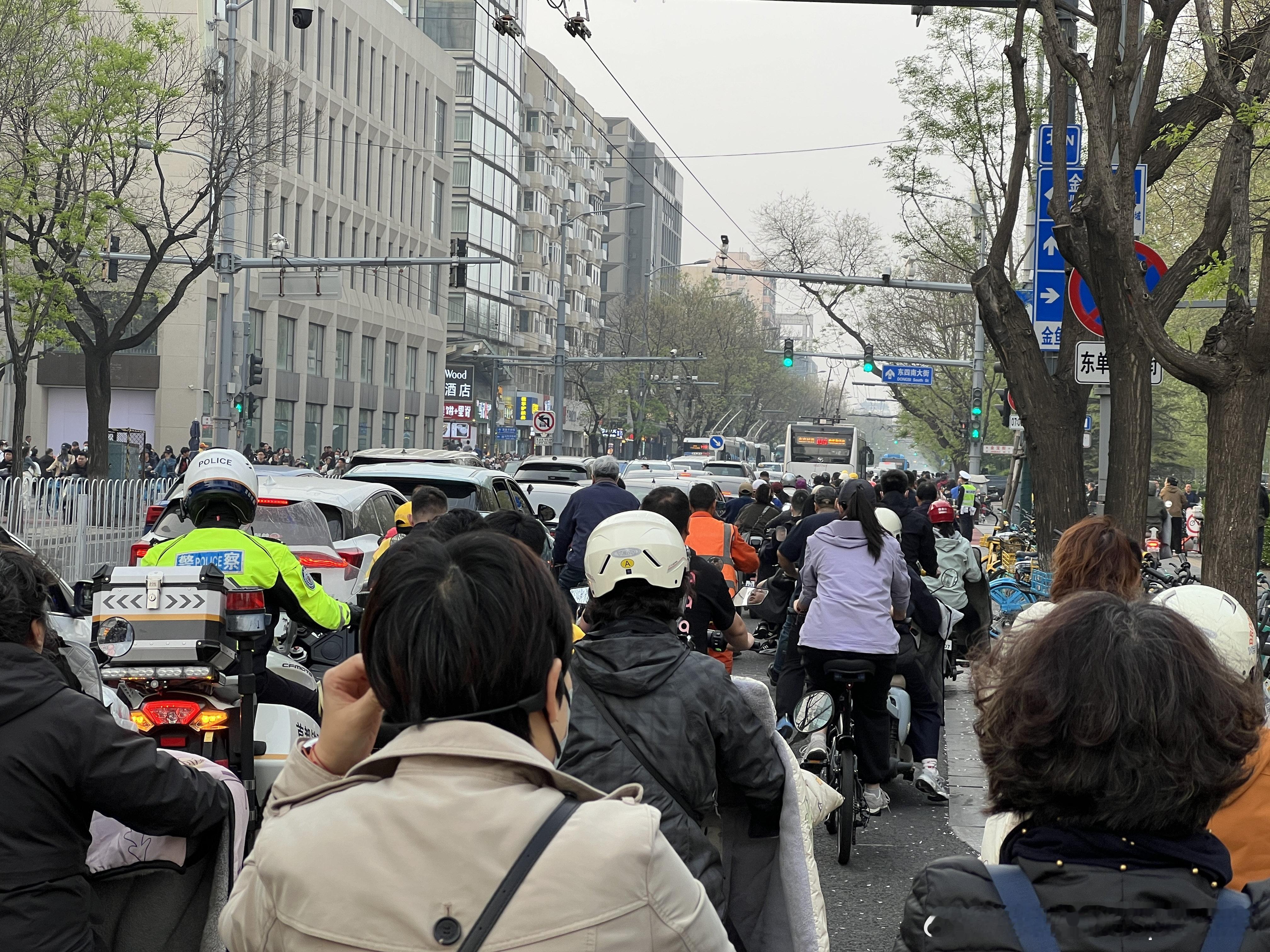 哎呦喂，好久没感受老北京非机动车堵车的盛况了。您猜怎么着？一个灯儿都没过去。 北