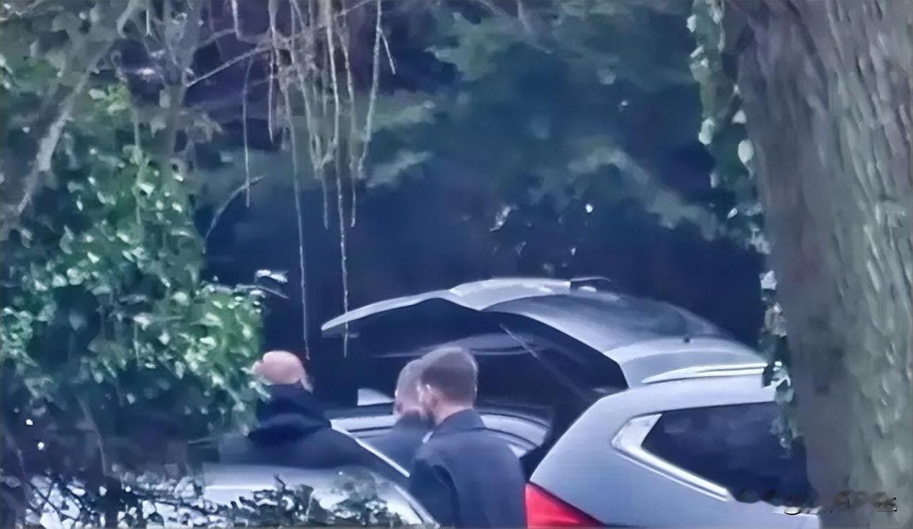 英国国王的弟弟安德鲁·蒙巴顿-温莎因涉嫌担任公职期间行为不端而被泰晤士河谷警方逮