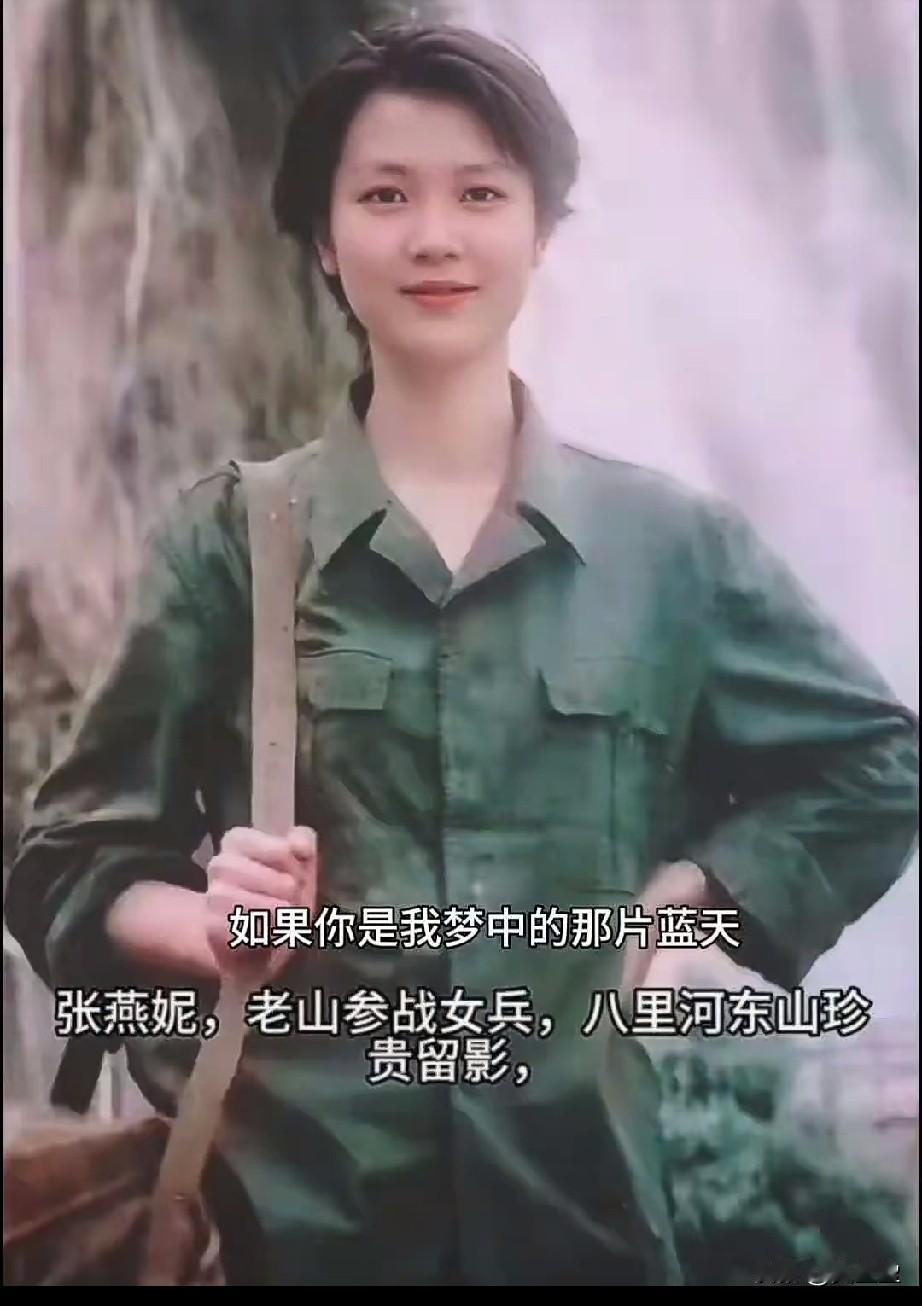 她们用柔弱的肩膀扛起生死的重量，她们是战场上最美的巾帼英雄。
枪林弹雨挡不住医者