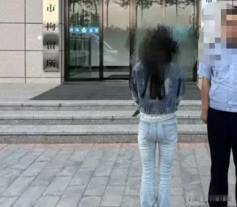 西宁，夜深了，有个女的穿的很单薄，专门撩拨还没睡着的男子。在网上发布大健康的画面