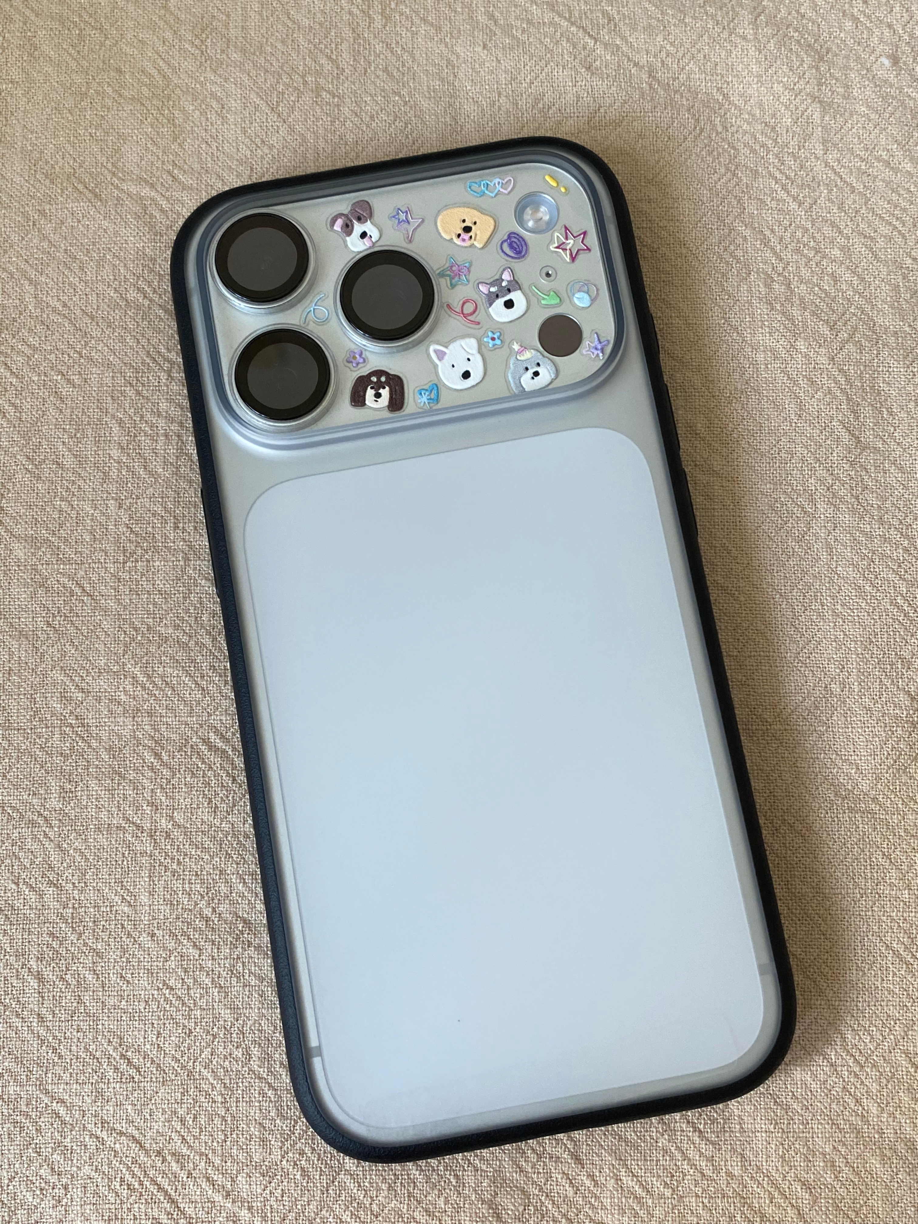 iPhone17Pro 系列这个镜头模组设计，也是给了很多个性 DIY 贴纸搭配