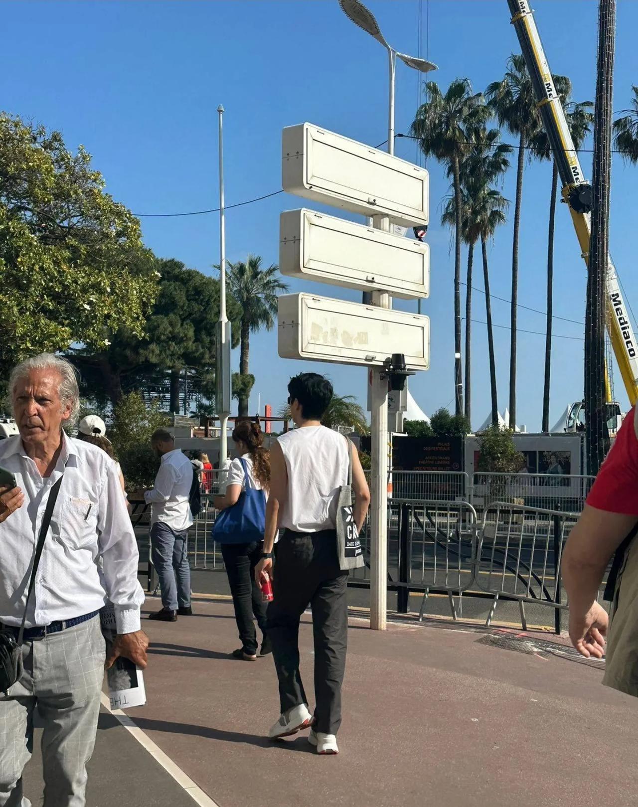 刘昊然国外被偶遇，白色背心搭配休闲裤，哪怕隔着屏幕都能感受到青春正盛，幸亏这要是