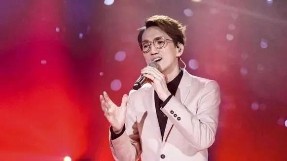 《何炅结巴：失误与否，还是共情？》
何炅在宣布林志炫淘汰的时候出现了结巴的情况，