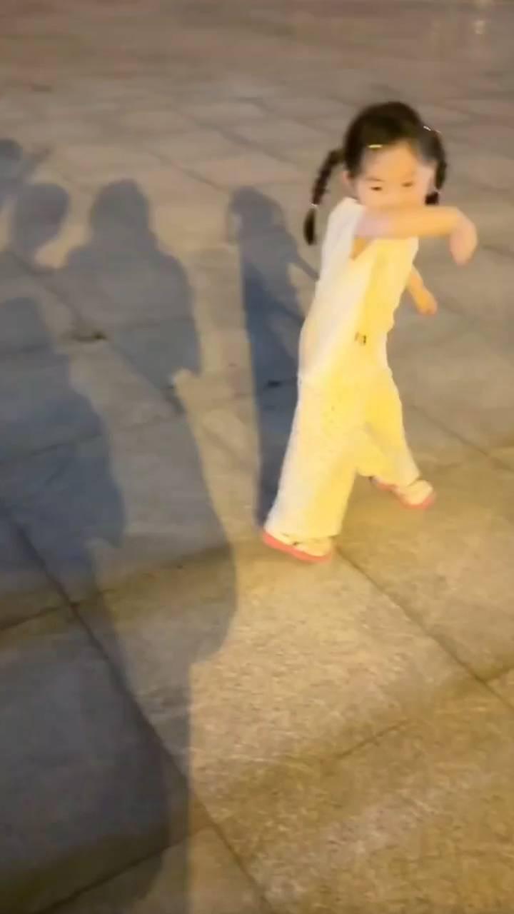 叔，你来，握手。