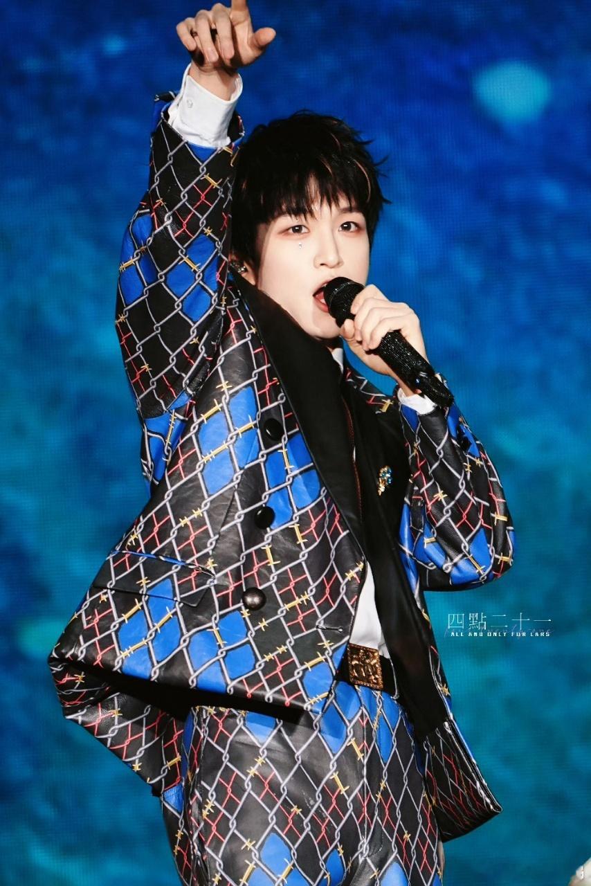 黄子弘凡从sm回来唱跳都起范儿了舞台质感直接升级！唱跳衔接丝滑，动作利落有范儿，