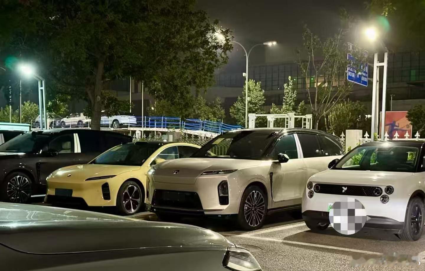 群里看到素片环境下的蔚来新8，金色的和黑色的，大家喜欢哪种？电动兄弟蔚来全新es