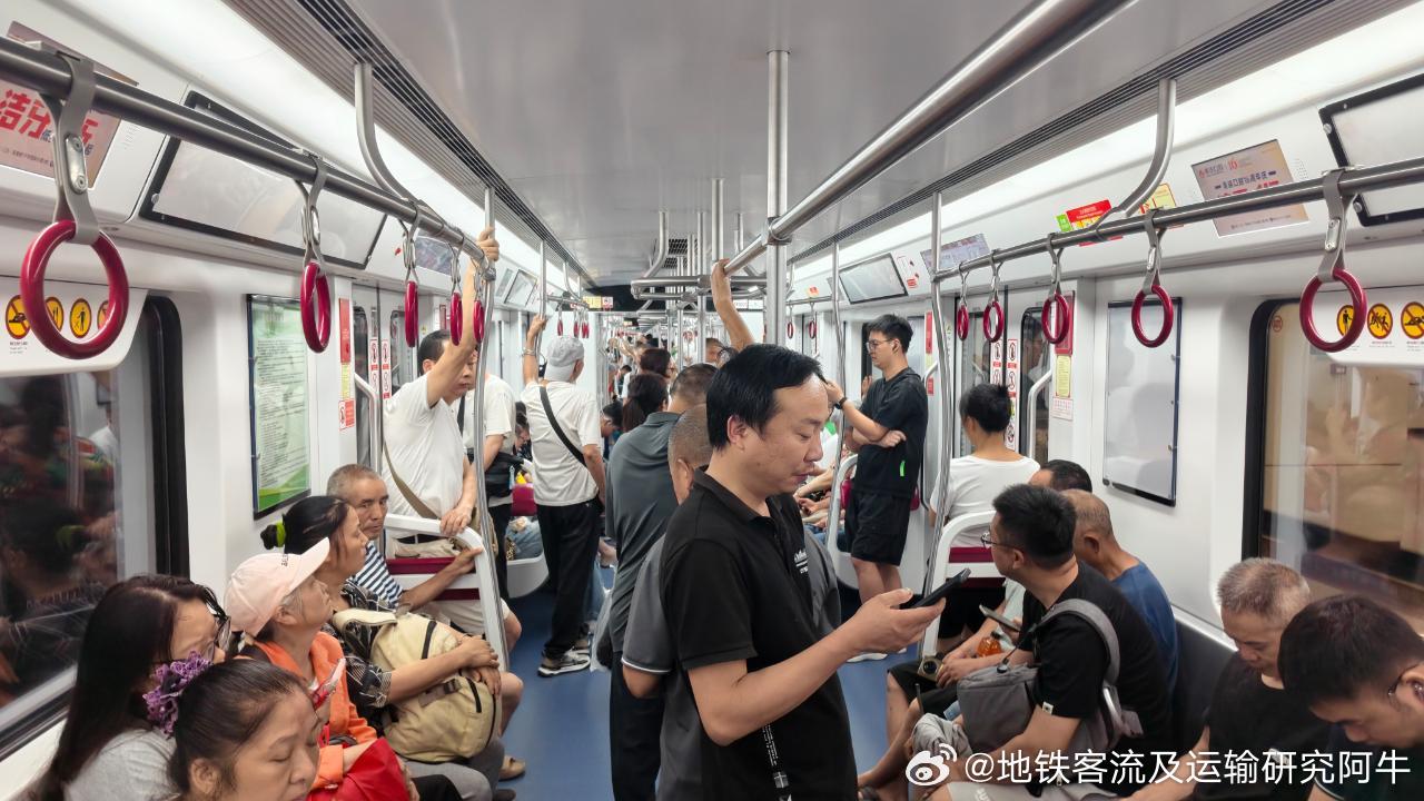 重庆轨道交通 网友：2026年7月7日 （周二）06:43分，重庆地铁9号线，花