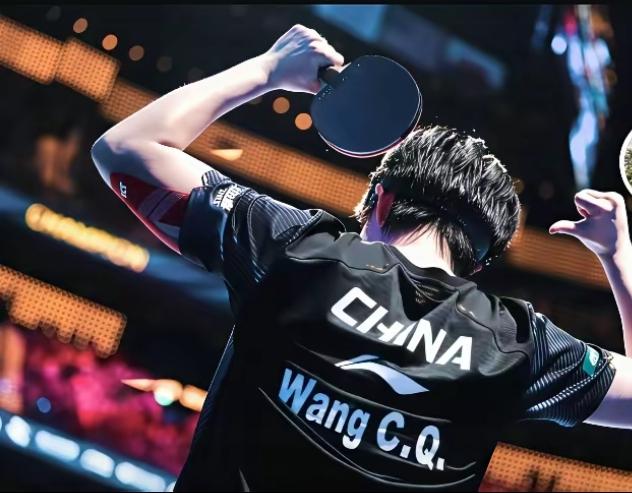 王楚钦刚落地成都就立马发了抖音，他还特意用手指向背后大大的“CHINA”，一眼就