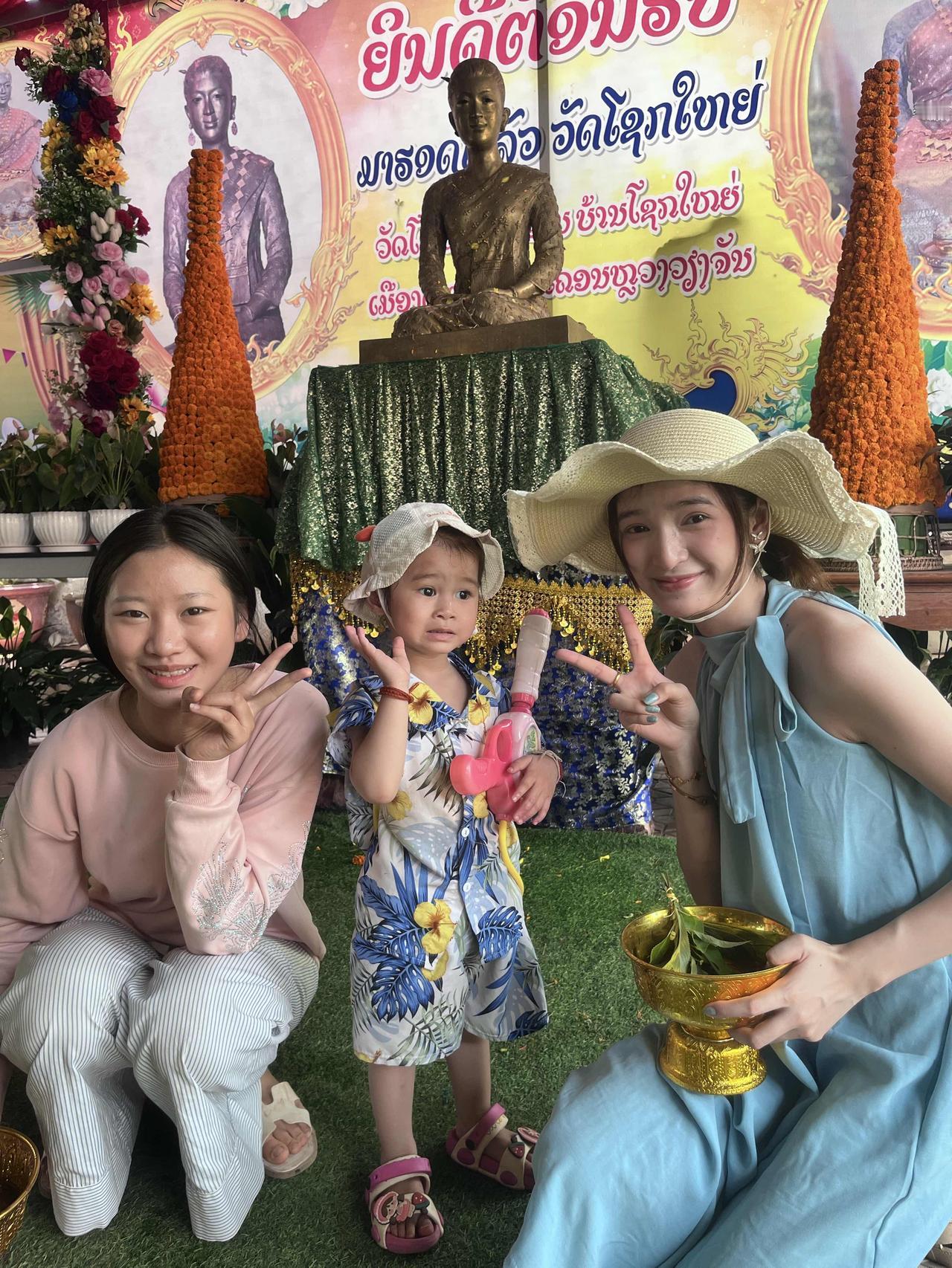 陪老挝媳妇过泼水节。
大家好，我叫小伟，现在在老挝的首都万象。老挝的过年时间是4