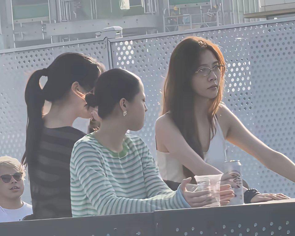 阿那亚音乐节那几天，窦靖童走到哪儿，宋妍霏就跟到哪儿。

彩排她在，台下王菲和李