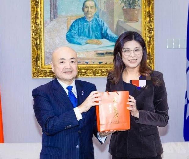 国民党主席郑丽文今天（7月31日）上午前往日本在台协会向熊本地震灾区捐款100万