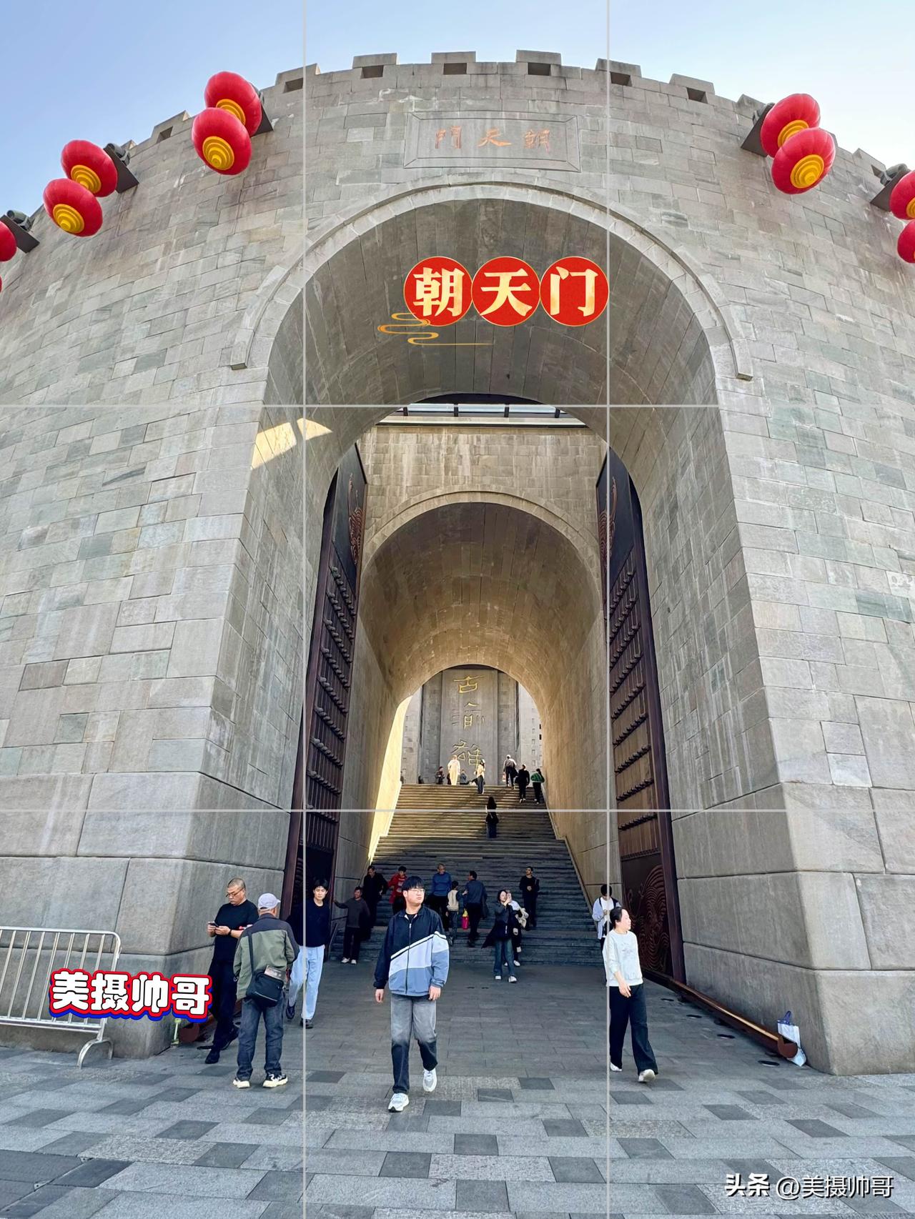 初春三月观重庆朝天门风景

三月四日午后，春光明媚，风软云轻。我漫步朝天门广场，