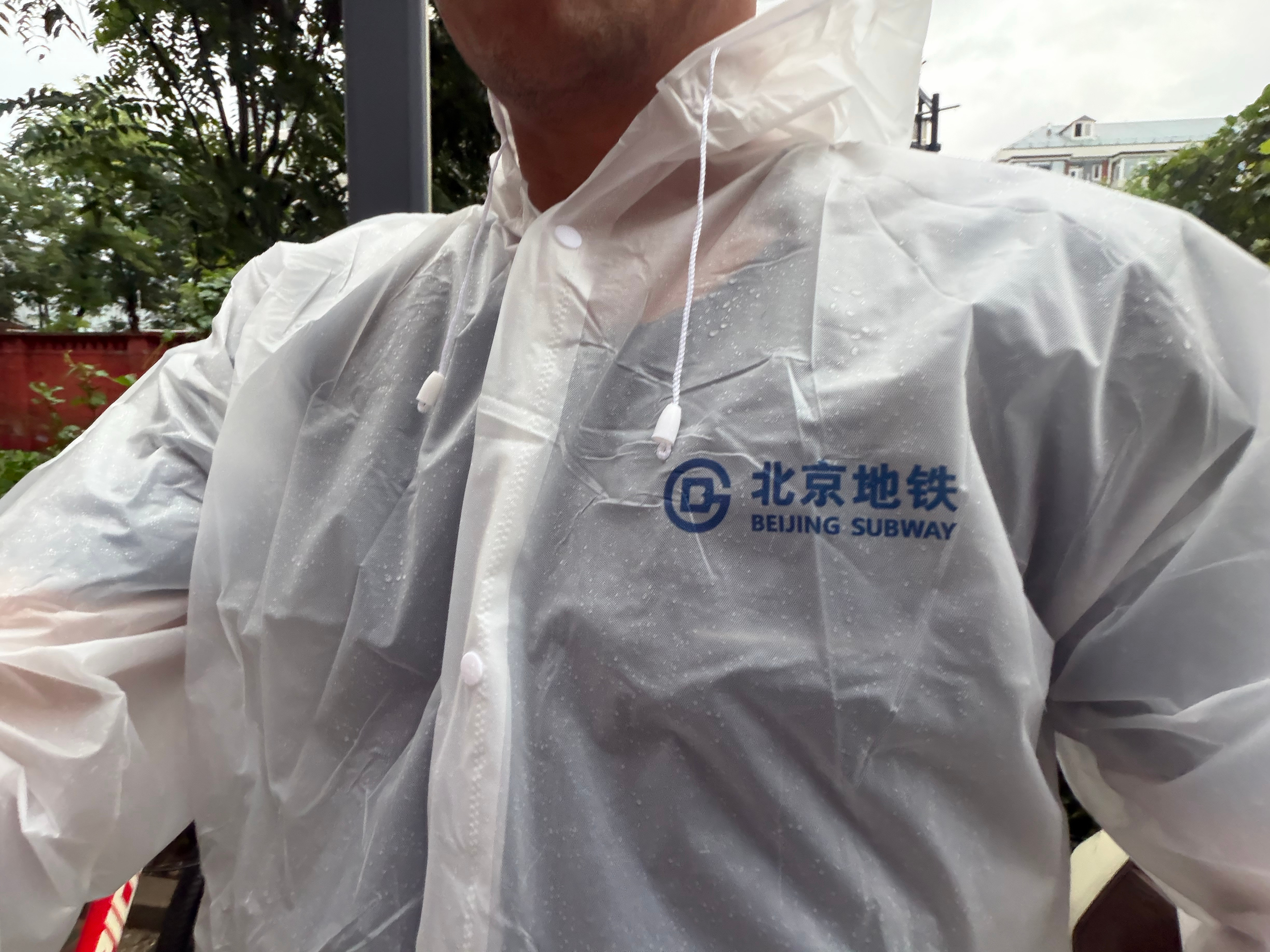 北京地铁的雨衣越来越好了只穿了一下下，不舍得扔呢[doge] ​​​
