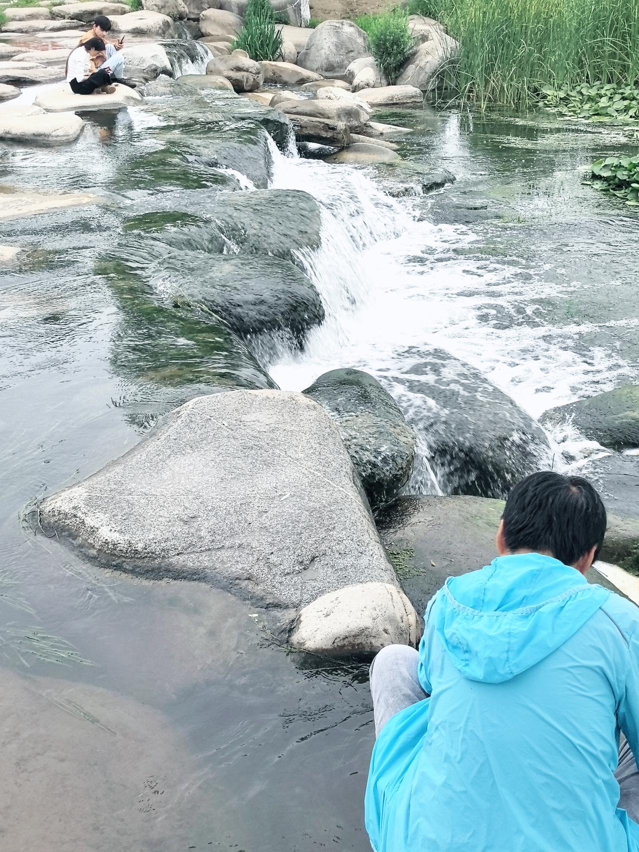 原来快乐真会逆流而上
许久没有听到水流撞击碎石头的声音，青苔给碎石披上了厚厚的“