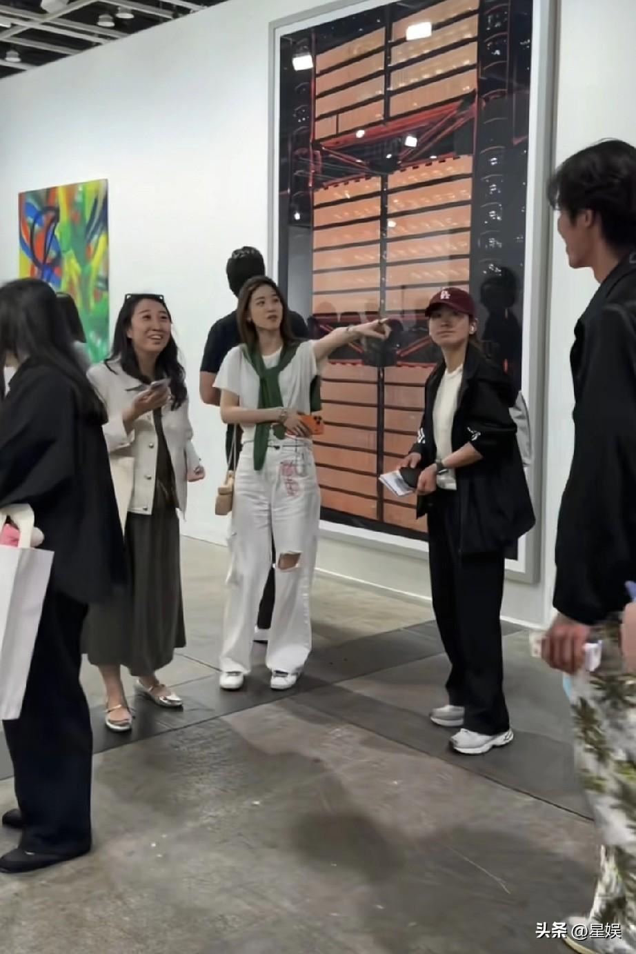 章泽天参观画展