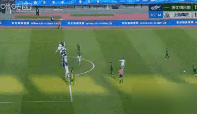 昨天中超第二轮，王钰栋破了216天球荒。
乱战里蹭到进球，滑跪庆祝，又招来不少