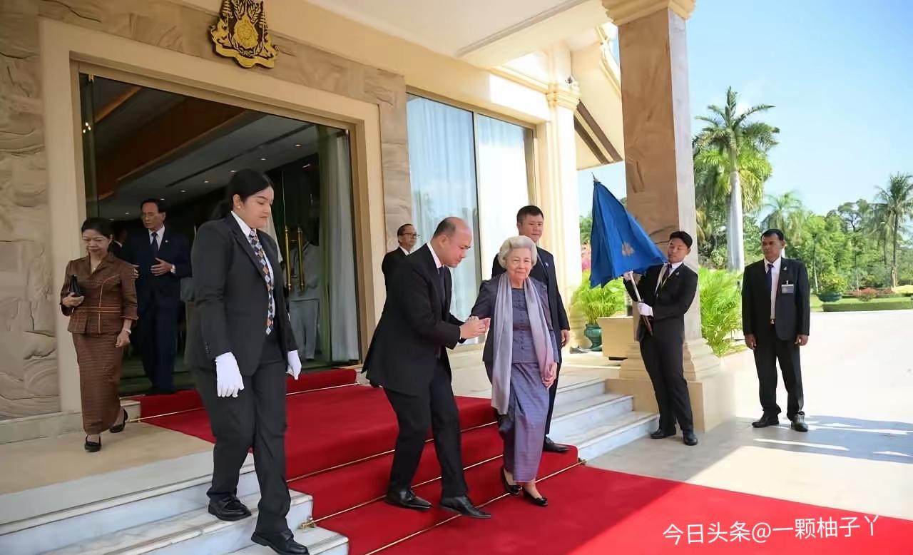 被泰国拘留155天的18名柬埔寨士兵，终于在2025年最后一天平安回家！转天就直