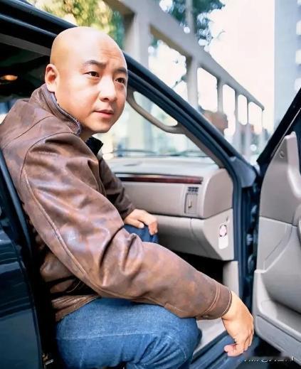 他曾以一嗓子震撼乐坛，被誉为“二代摇滚王”，谁也没想到，比窦唯、老狼还要红。
