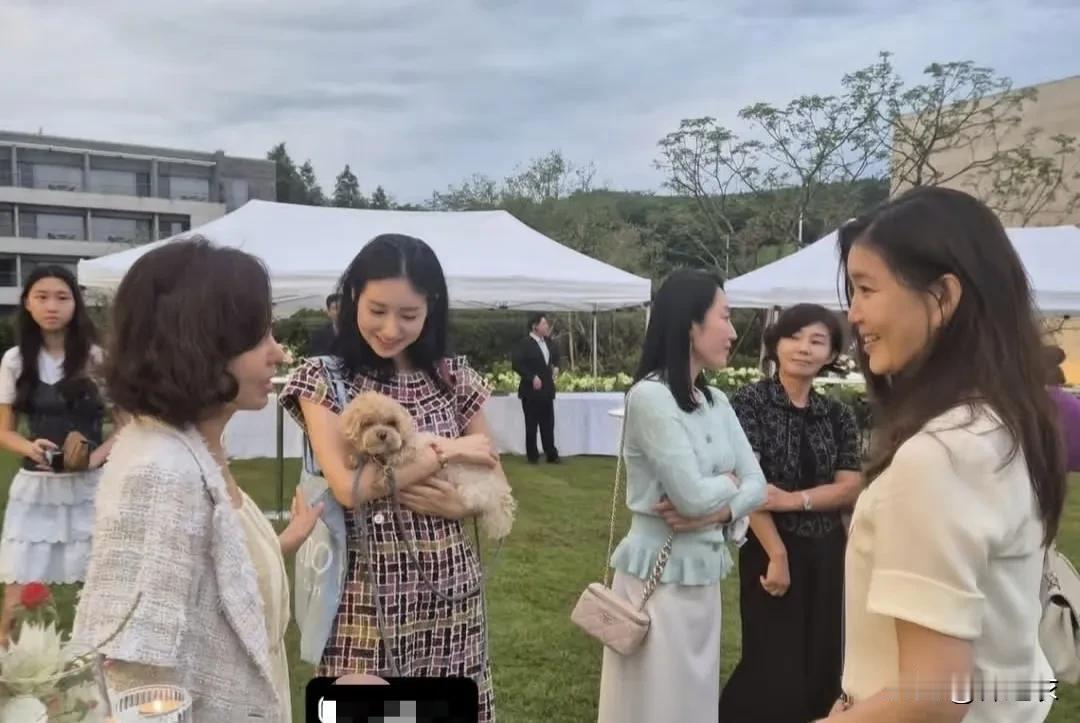 有网友说，韩国著名的汉南洞夫人，怎么变老了，没有以前年轻漂亮了，第一她貌似已经五