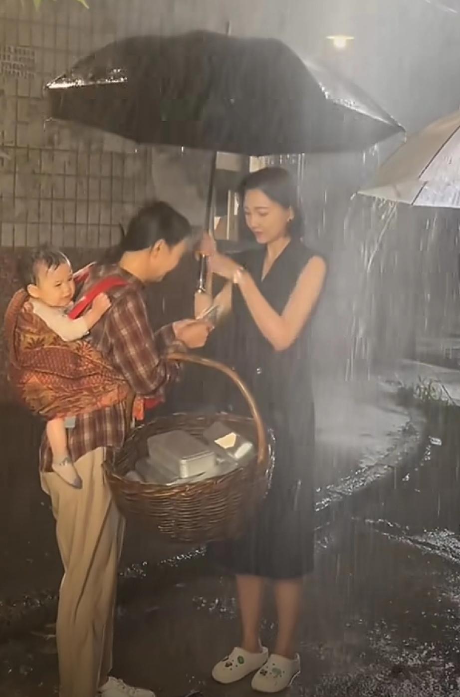 800块让孩子淋半小时雨，短剧的底线在哪？

今天刷到个消息，气得我半天缓不过神