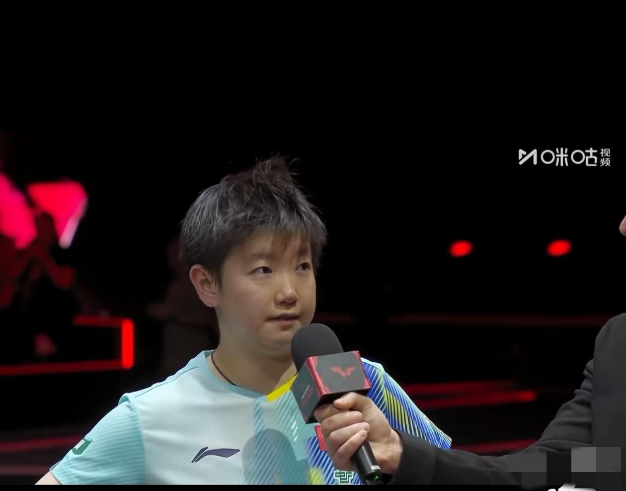 莎莎比赛完放飞自我了。
可爱的发型支棱起来了。结束比赛，第一时间就胡拉自己的发型