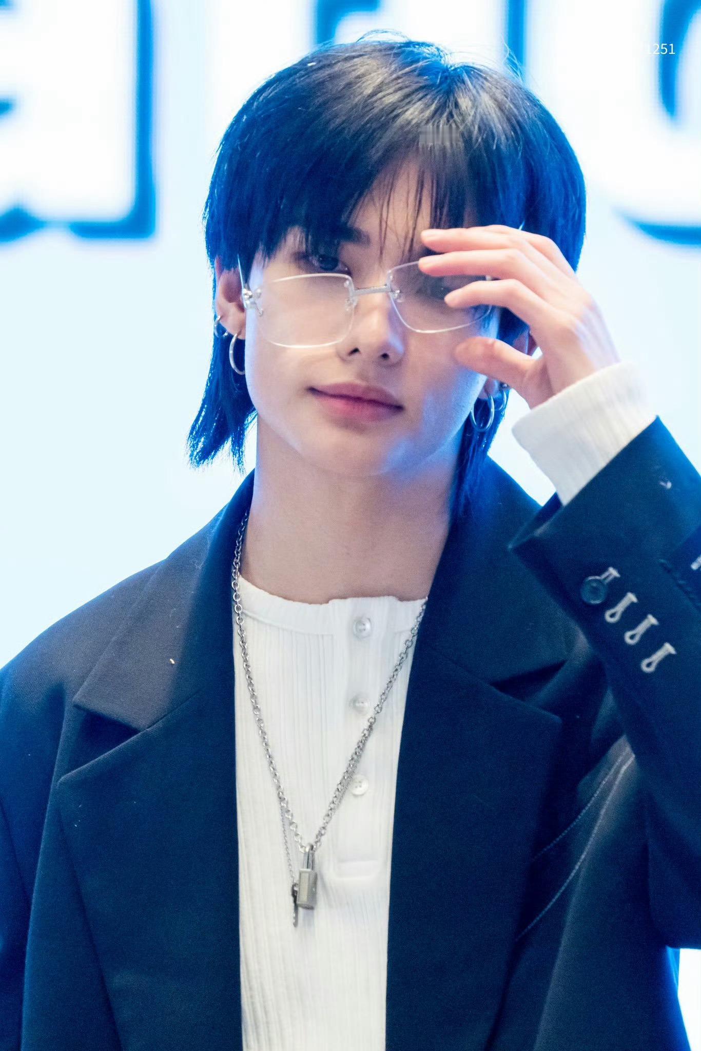 黄铉辰上海签售黄铉辰上海线下签售饭拍📸顺毛黑西装+眼镜头饰look好帅！ ​​