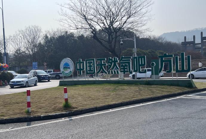 今天特意抽空，带着自家小宝贝一起来这儿逛逛。就是想让他亲自感受下这热闹的氛围，看