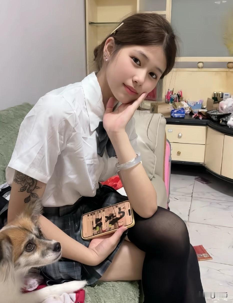 她好美啊，肯定也经历了很多人和事吧