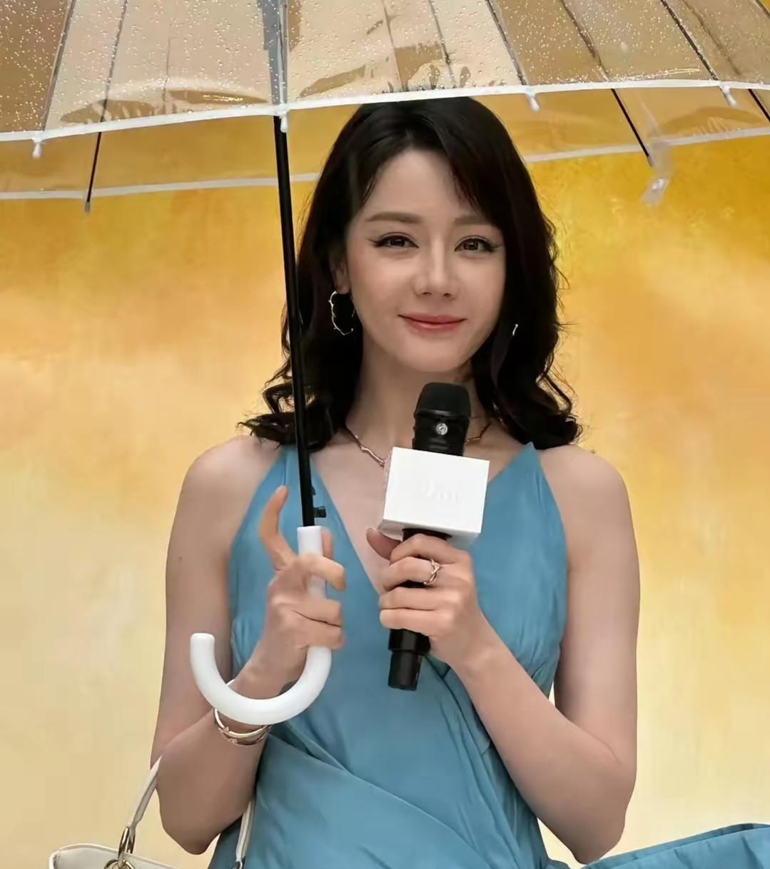 当其他女明星一个个重返十八岁，而热巴却逆流而上、直逼中年…

不得不说，迪丽热巴