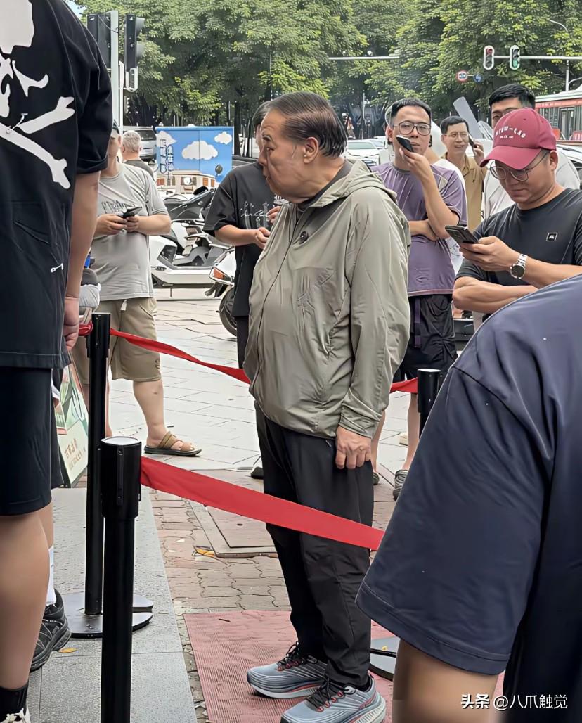 香港影帝郑则仕来到汕头，一个人泰然自若站在街边排队买卤鹅饭，银幕上霸气侧漏，现实
