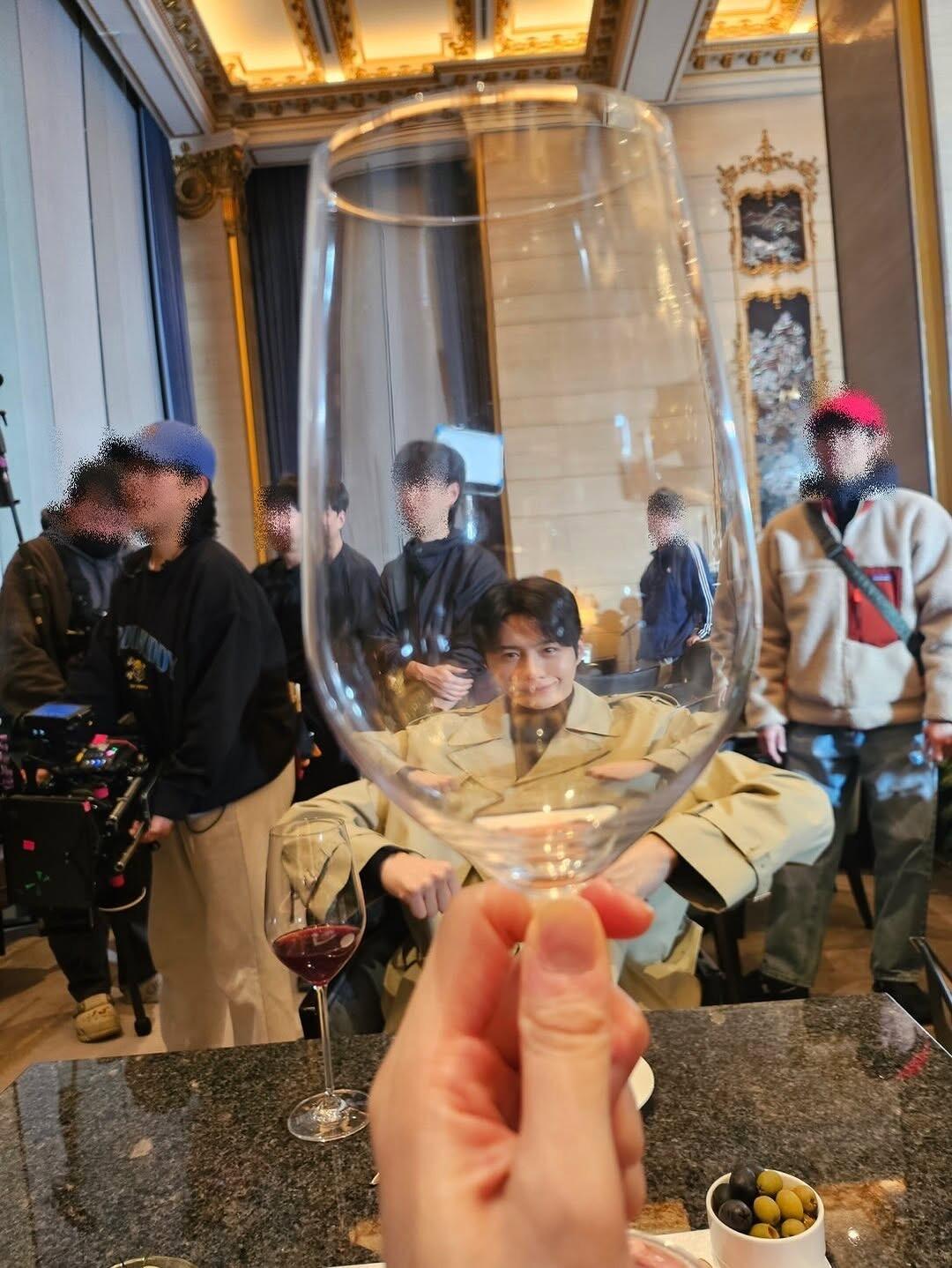 高允真带40岁金宣虎体验年轻人拍照视角高允真拍的金宣虎